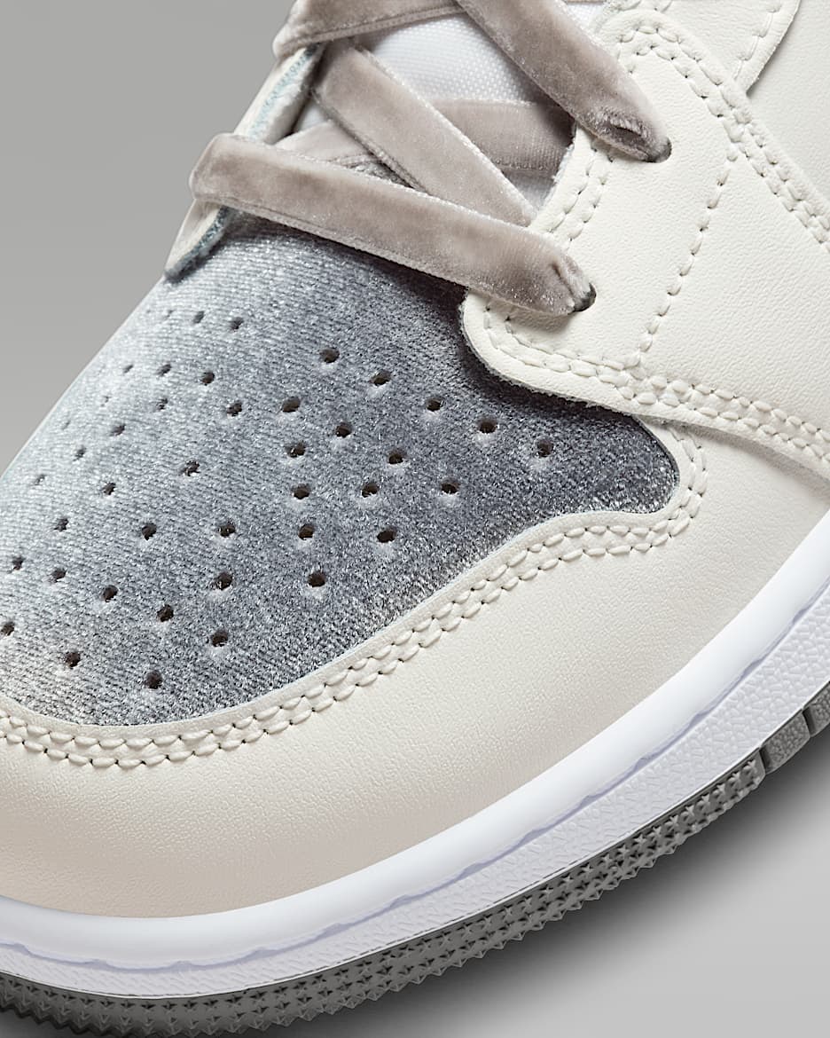 Air Jordan 1 Mid SE Older Kids Shoes